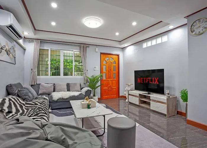 Large Spacious 3br House At Bts On Nut 曼谷