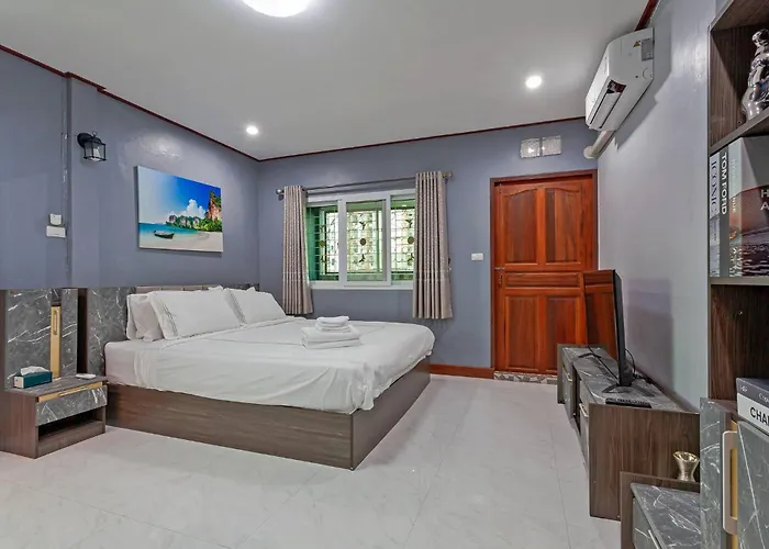 Large Spacious 3br House At Bts On Nut