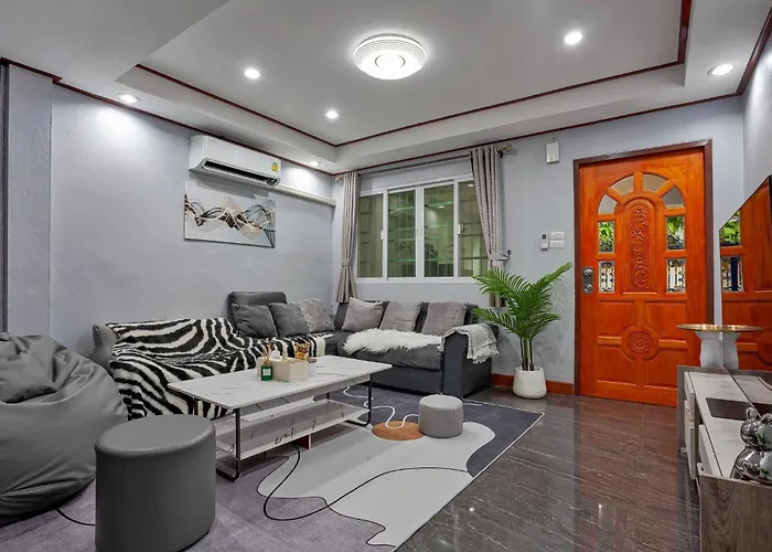 Large Spacious 3br House At Bts On Nut 度假居