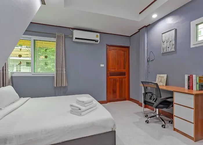 Large Spacious 3br House At Bts On Nut 度假居